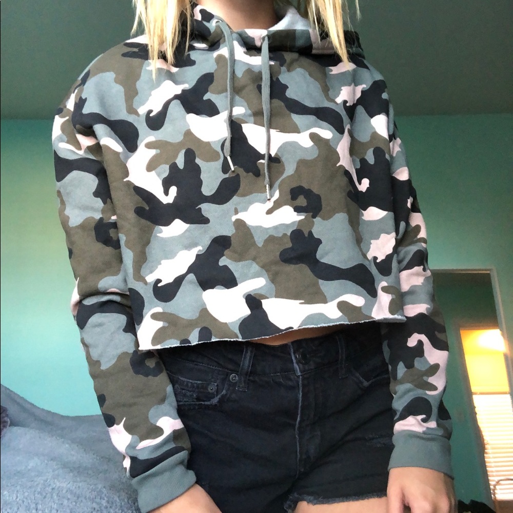 Cropped camo hoodie